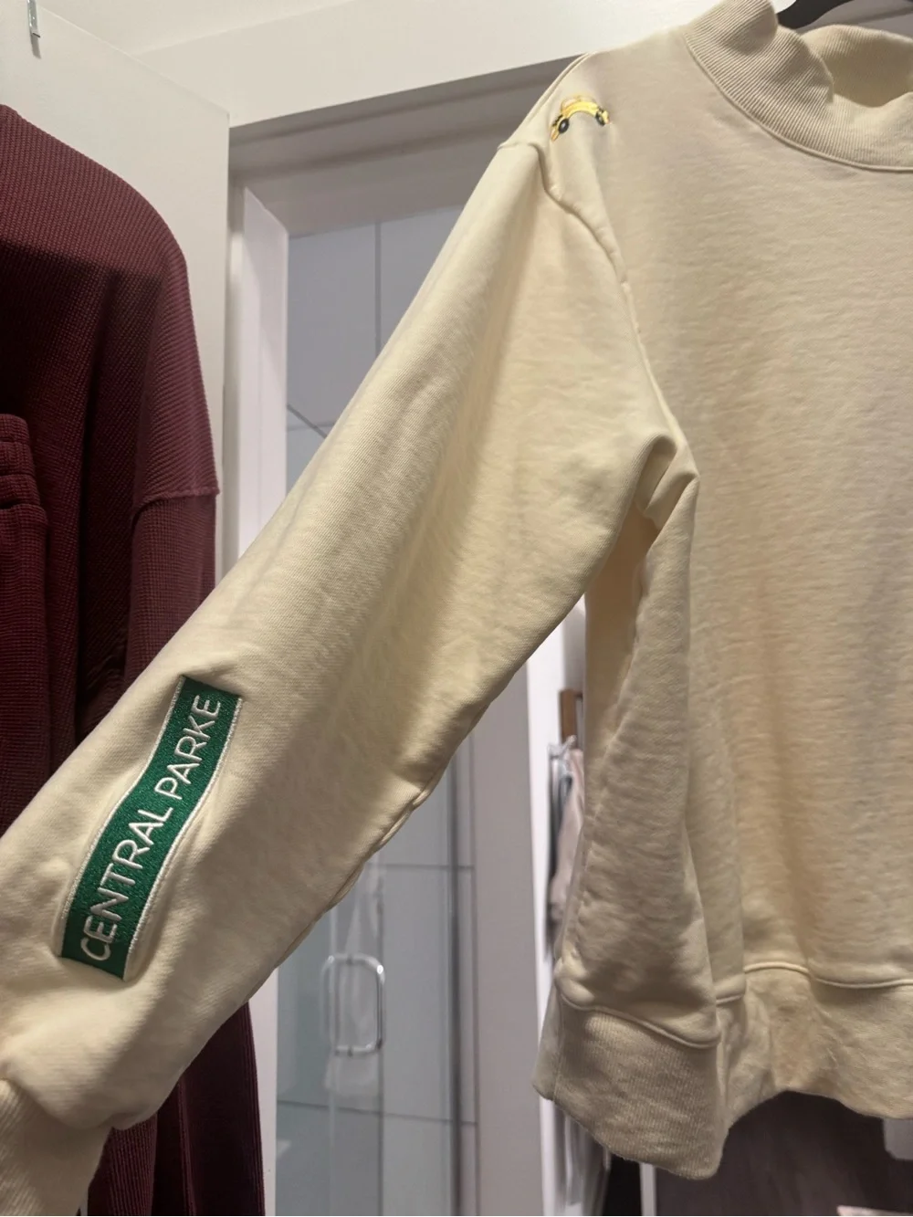 PARKE NEW YORK DROP Cream Crewneck Sweatshirt with Red Apple Patch - Picture 2 of 4